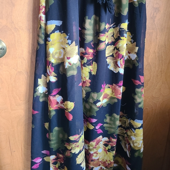 🦩3/$30 Mlle Gabrielle Floral Maxi Dress - size medium - Picture 3 of 6